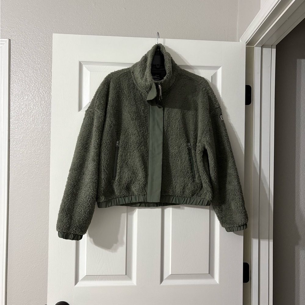 Vuori Olive Teddy Jacket